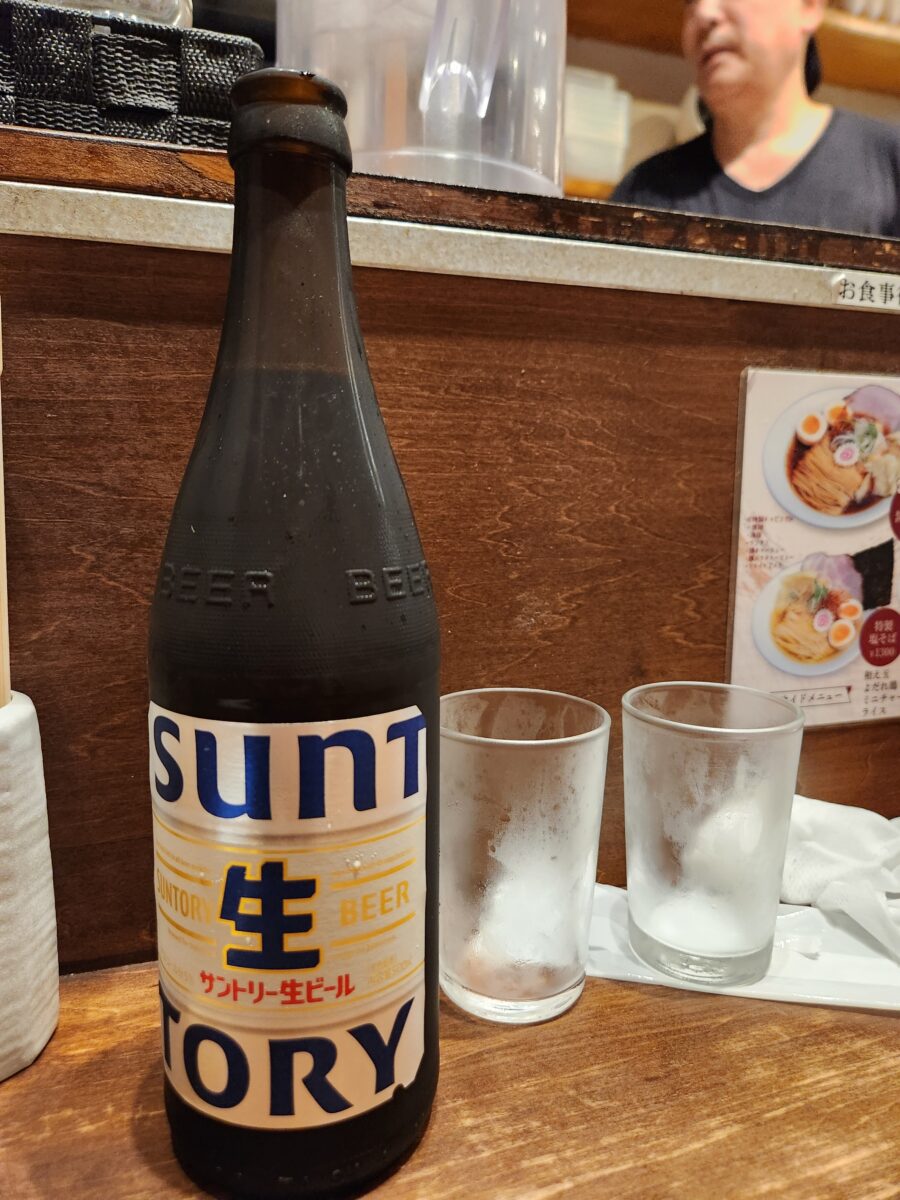 테이블 위에 놓인 산토리 병맥주.