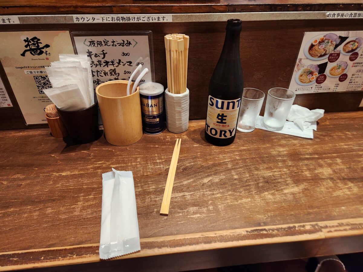 식사를 마친 후 정리된 테이블 위와 메뉴 안내판.