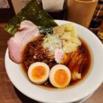 완탕과 차슈 등 토핑이 풍성하게 올라간 간장 라멘.