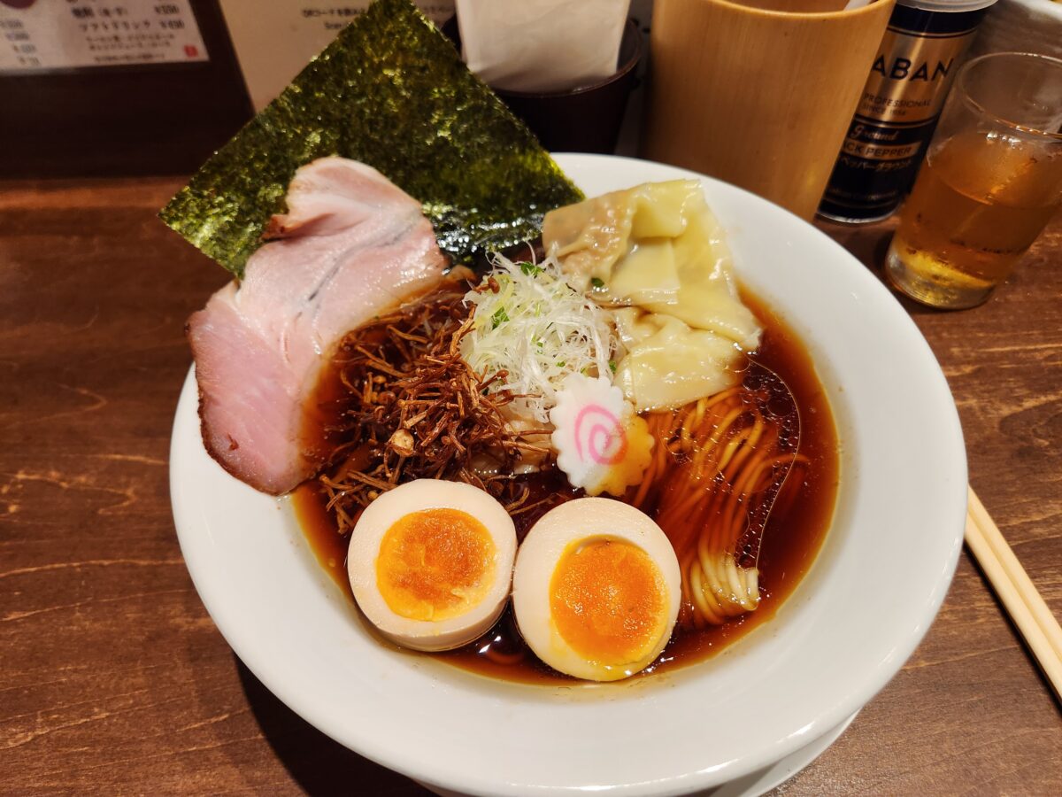 완탕과 차슈 등 토핑이 풍성하게 올라간 간장 라멘.