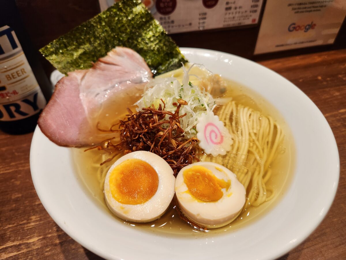 차슈, 맛달걀, 튀긴 팽이버섯이 올라간 소금 라멘 근접 샷.