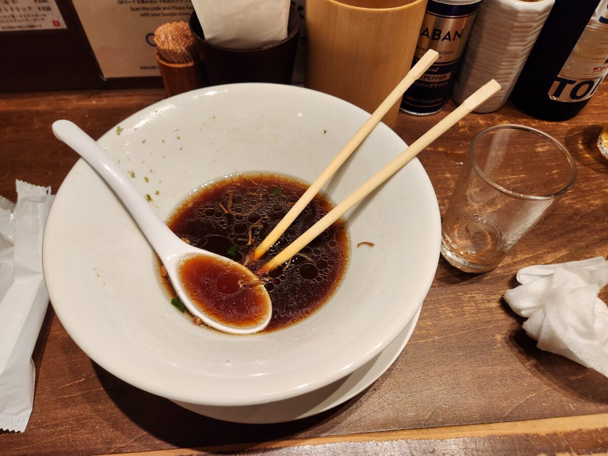 다 먹고 난 후 빈 라멘 그릇과 숟가락.