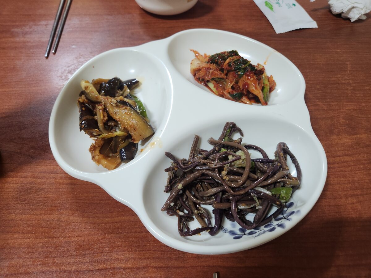 고사리, 가지나물, 김치가 담긴 3분할 접시.