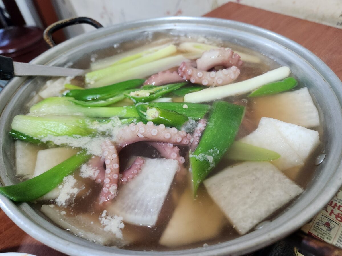 낙지와 무, 파가 들어간 끓고 있는 연포탕 냄비 모습.