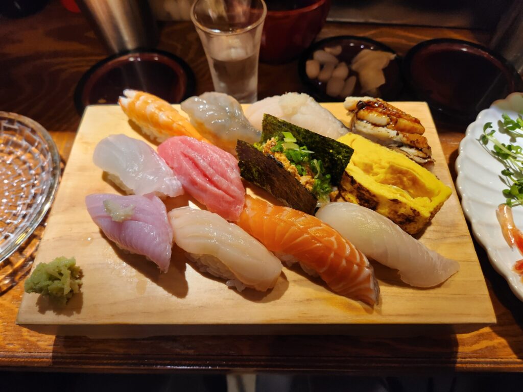 나무 도마 위에 정갈하게 놓인 12피스 특모듬초밥.