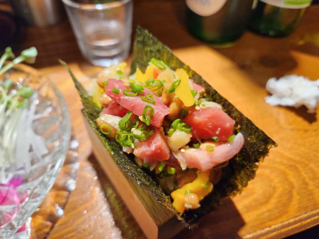 참치와 낫또가 푸짐하게 올라간 마구로낫또마끼.