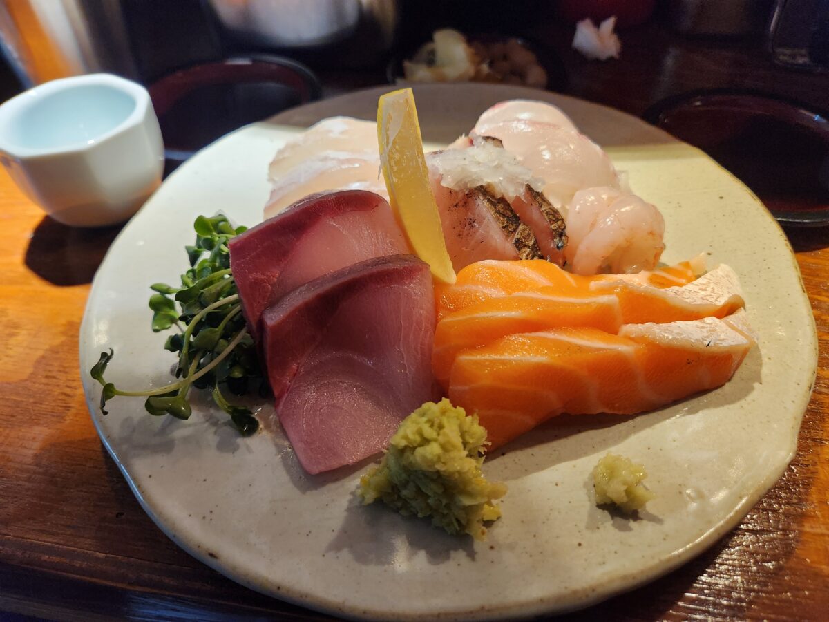 단새우, 광어, 방어, 연어뱃살, 훈연삼치가 담긴 모듬회 플레이트.