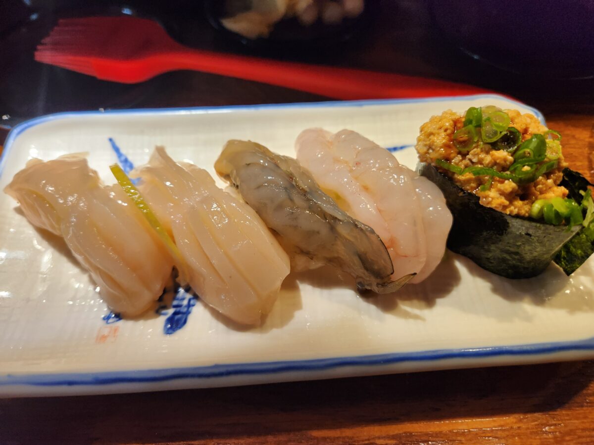 전복, 관자, 생새우, 단새우, 안키모가 차례로 놓인 초밥 접시.