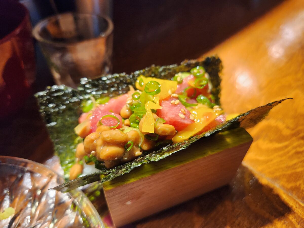 김에 싸여진 마구로낫또마끼 근접 촬영 사진.