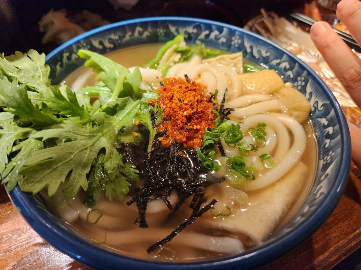 쑥갓이 올라간 얼큰한 우동 그릇.