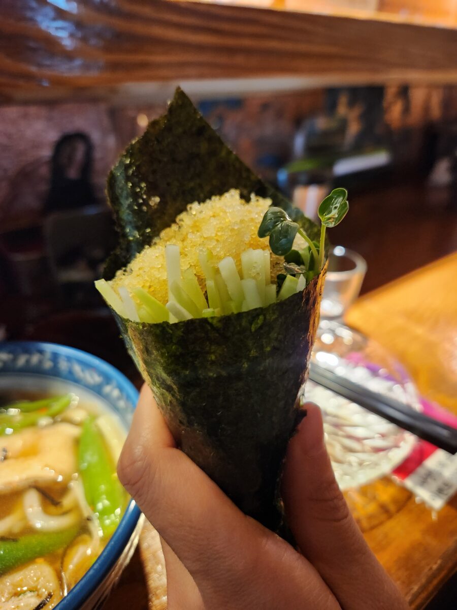 손에 들려있는 오이가 들어간 김마끼.