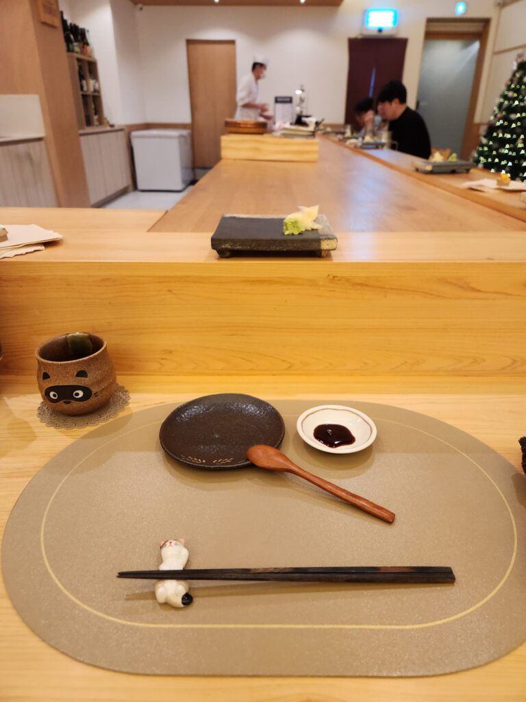 고양이 수저받침과 정갈하게 세팅된 식기