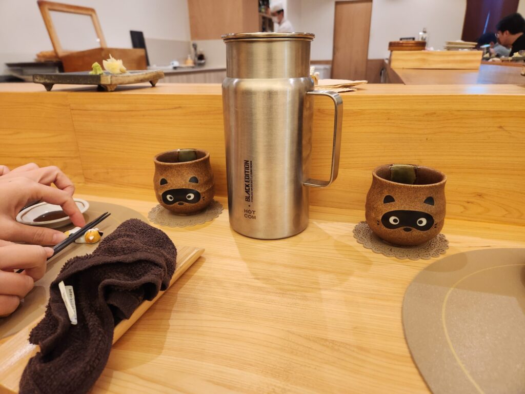 테이블 위에 놓인 너구리 물잔과 보리소주