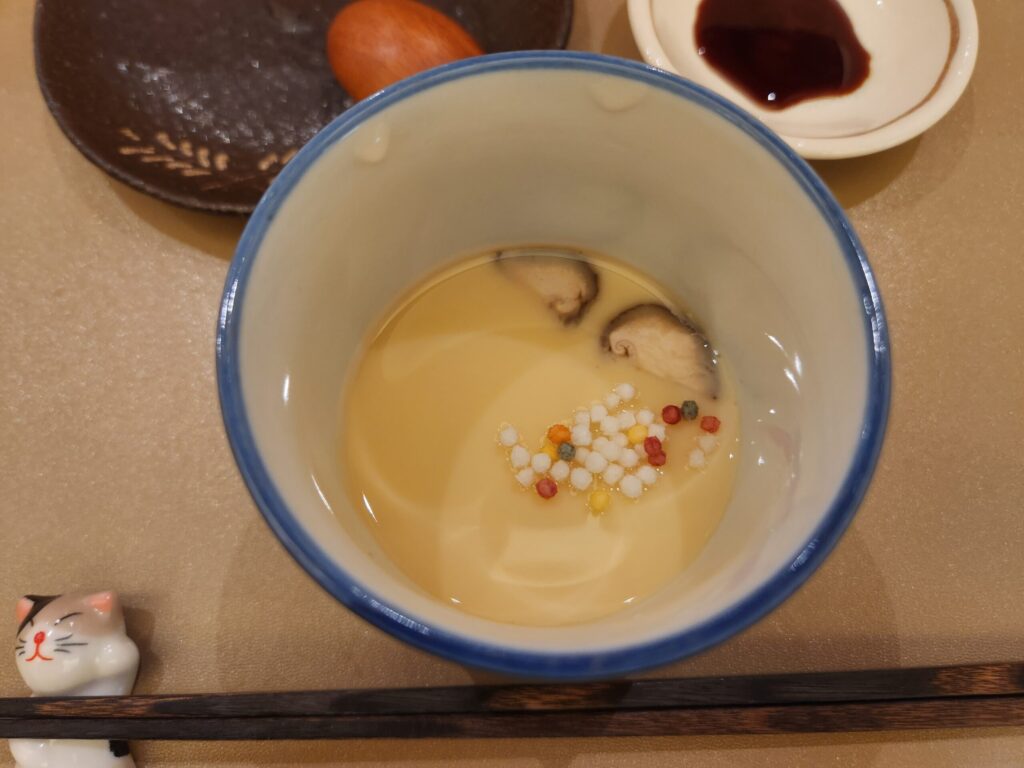 작은 그릇에 담긴 부드러운 계란찜 자완무시