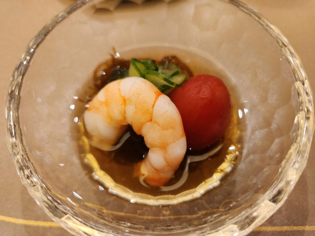 투명한 유리 볼에 담긴 새우와 해조류 전채요리