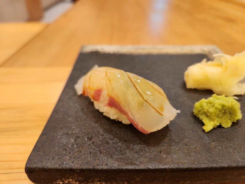 도마 위에 올려진 참돔 초밥