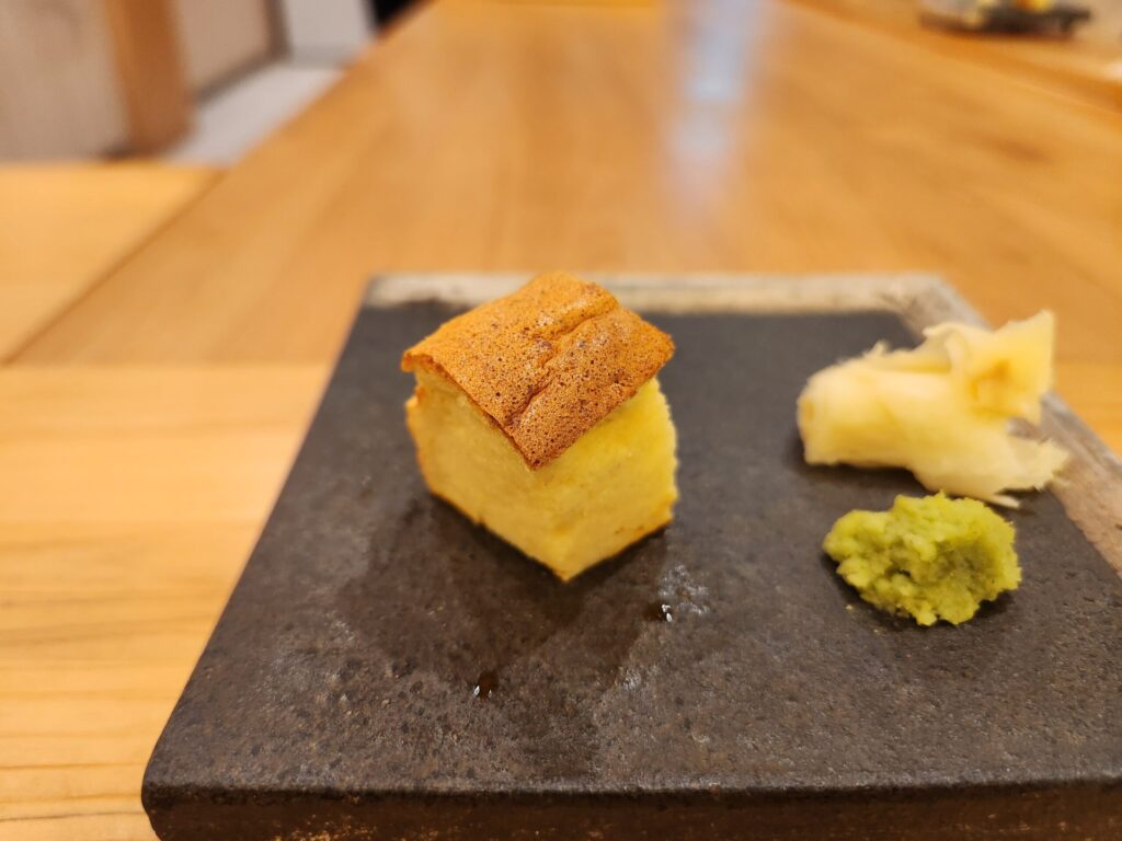돌판 위에 올려진 네모난 계란구이
