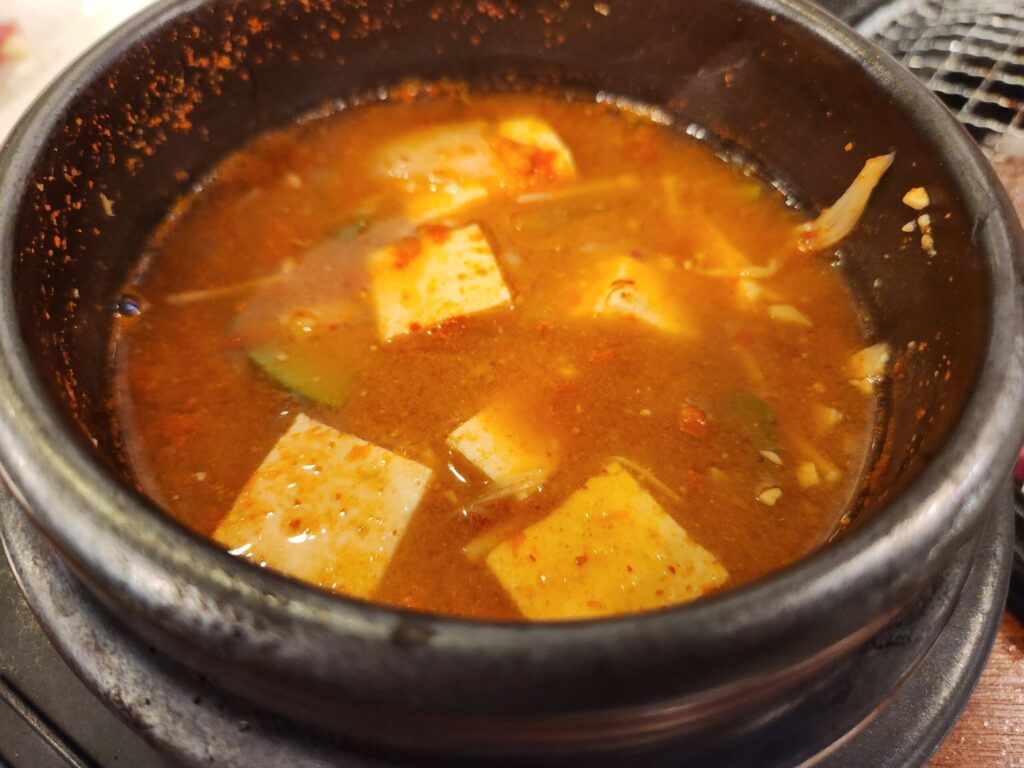 뚝배기에 담긴 된장찌개 근접 사진.