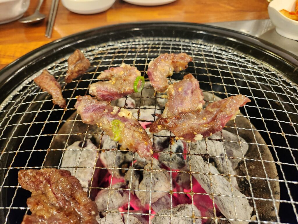 불판 위에서 구워지고 있는 마늘소갈비살.