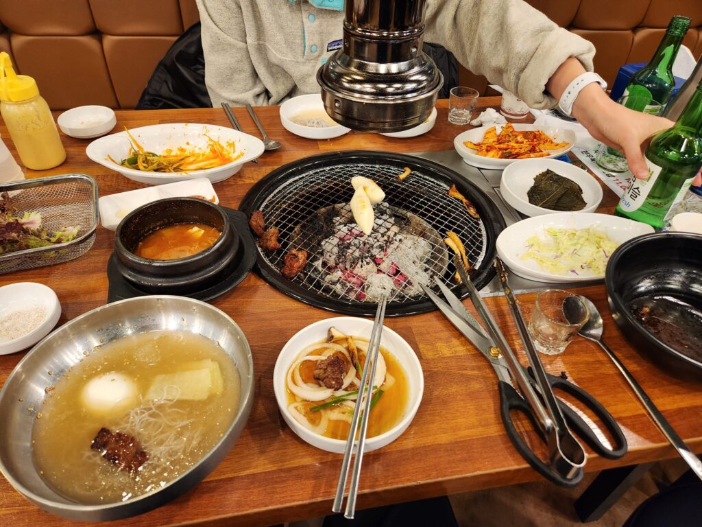 고기와 냉면 등이 차려진 식사 마무리 테이블 모습.