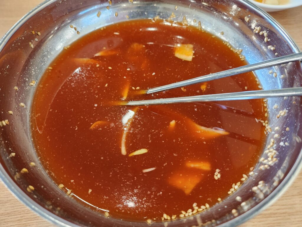 거의 다 먹어가는 밀면 그릇 내부.