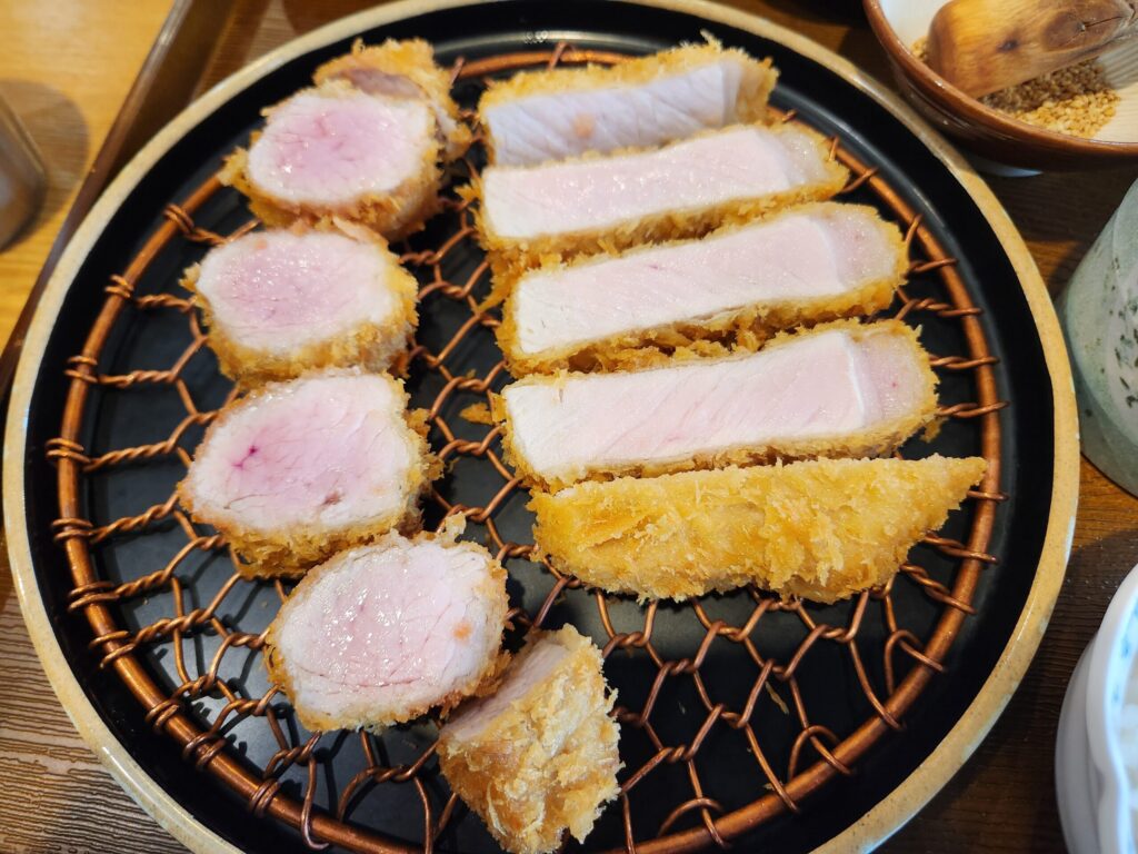 접시에 담긴 히레까스 근접 사진.