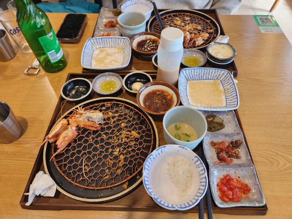 돈까스와 새우튀김을 모두 먹고 빈 접시만 남은 테이블 위 모습.