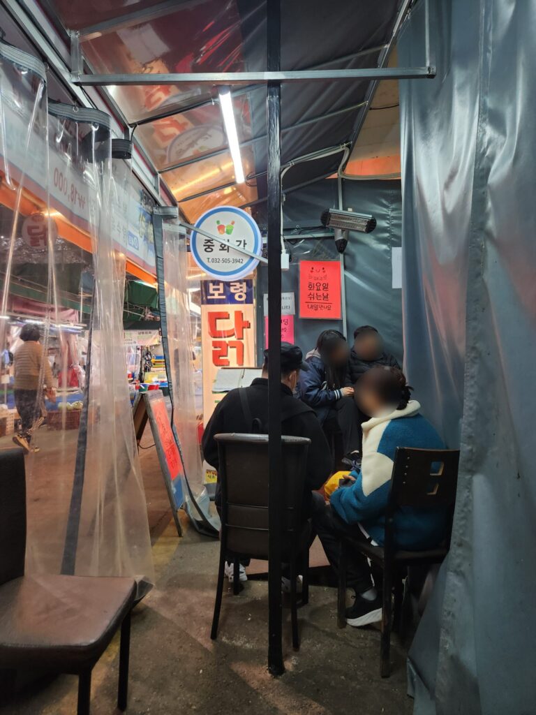 중화각 매장 입구에 마련된 천막 대기 공간.