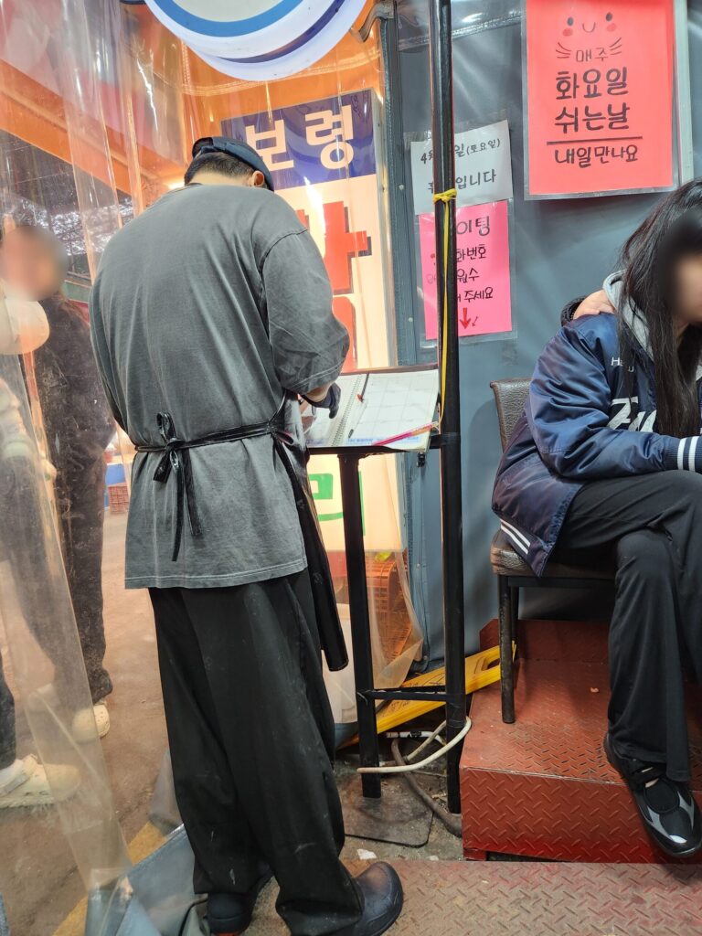 중화각 매장 앞에서 손님들이 대기 명단에 전화번호를 작성하는 모습.