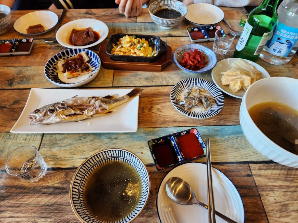 수조기구이, 코다리조림, 가오리찜, 미역국이 담긴 테이블 모습.