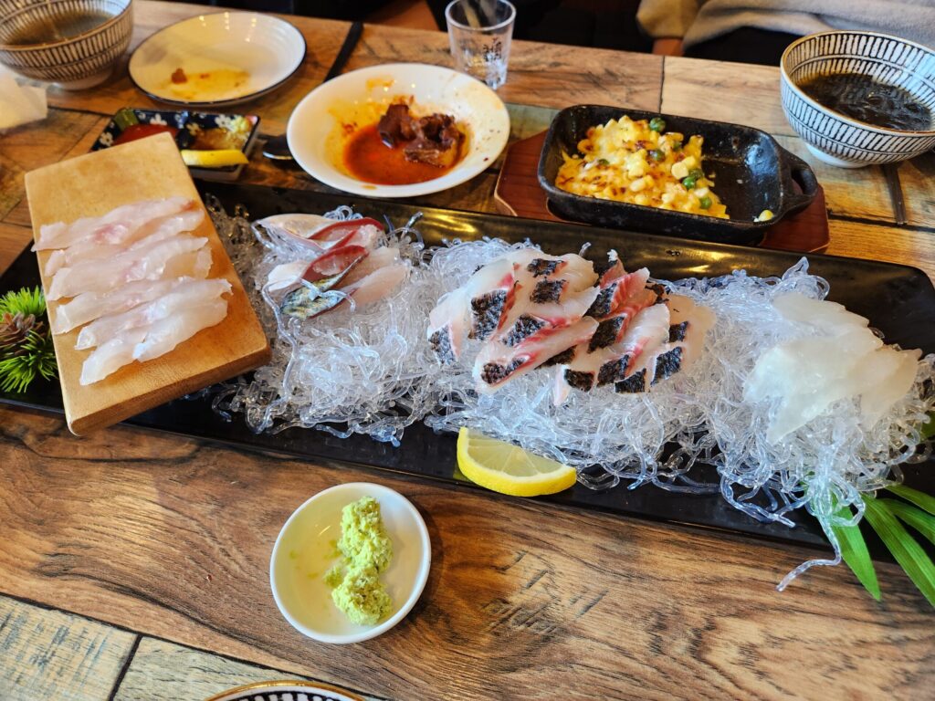 접시에 담긴 신선한 붉바리와 각종 횟감들.