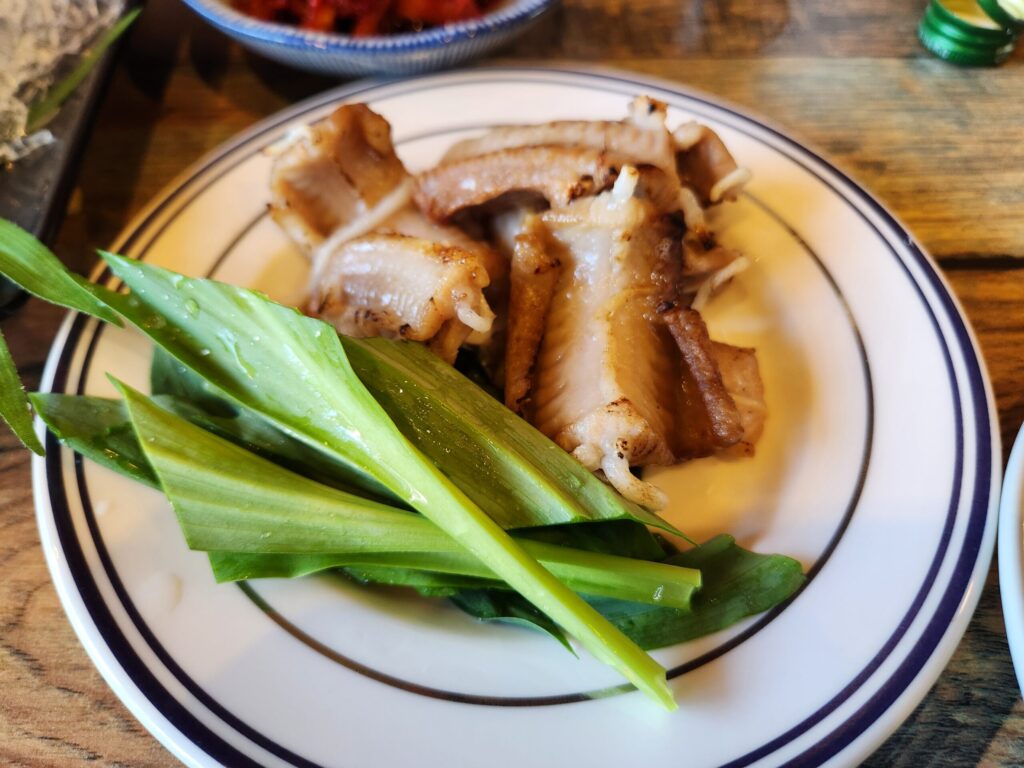 명이잎과 함께 제공된 구워진 꼼장어 요리.