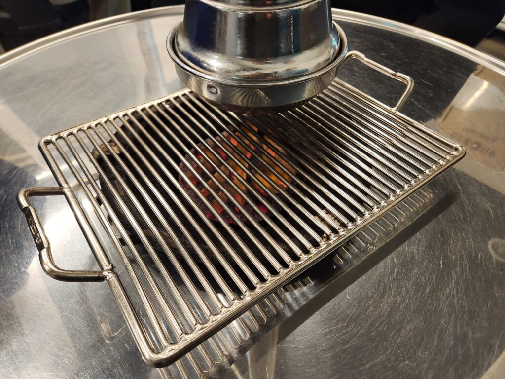 연탄불이 담긴 화로 위에 석쇠가 올려져 있는 모습.