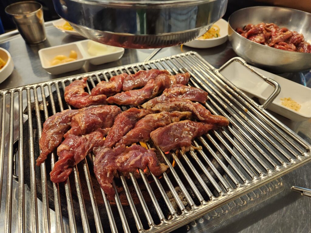 석쇠 위에 올려져 맛있게 익어가고 있는 생갈매기살.