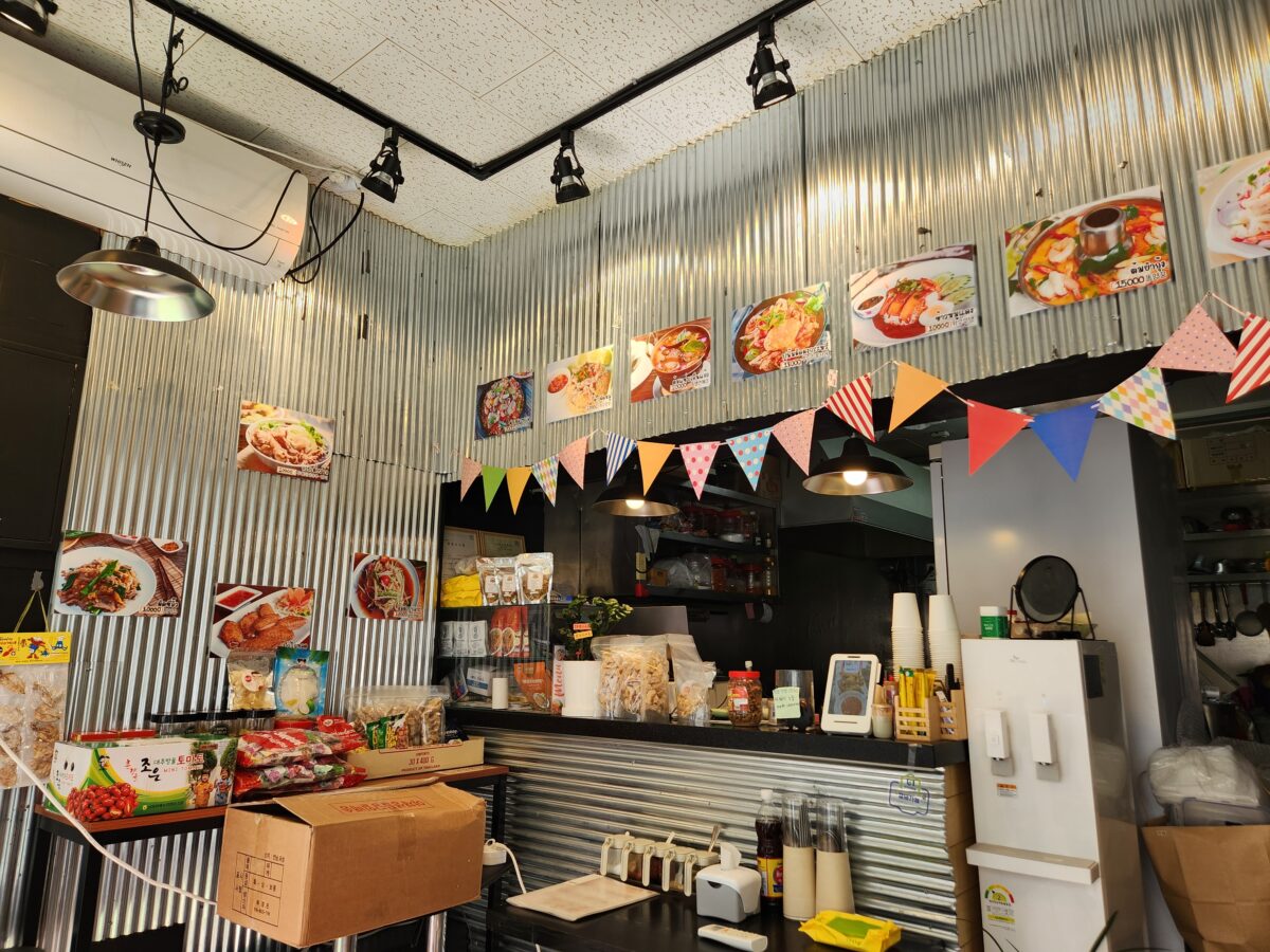 가랜드 장식으로 꾸며진 매장 내부 전경.