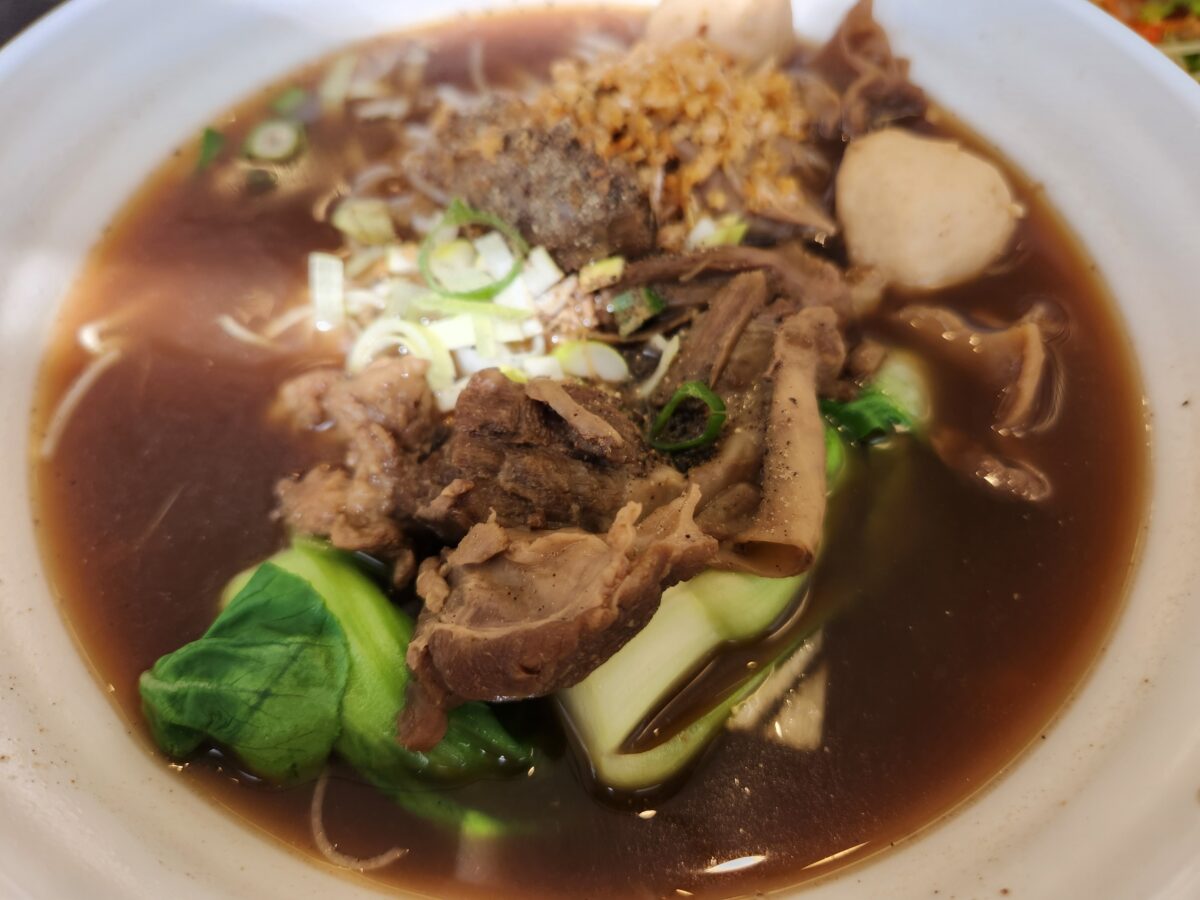 돼지고기와 어묵 완자, 청경채가 들어간 돼지고기 쌀국수 근접 사진.