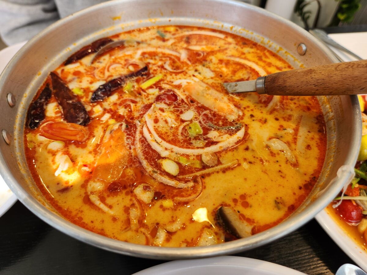 금속 냄비에 담긴 똠양꿍 근접 사진.