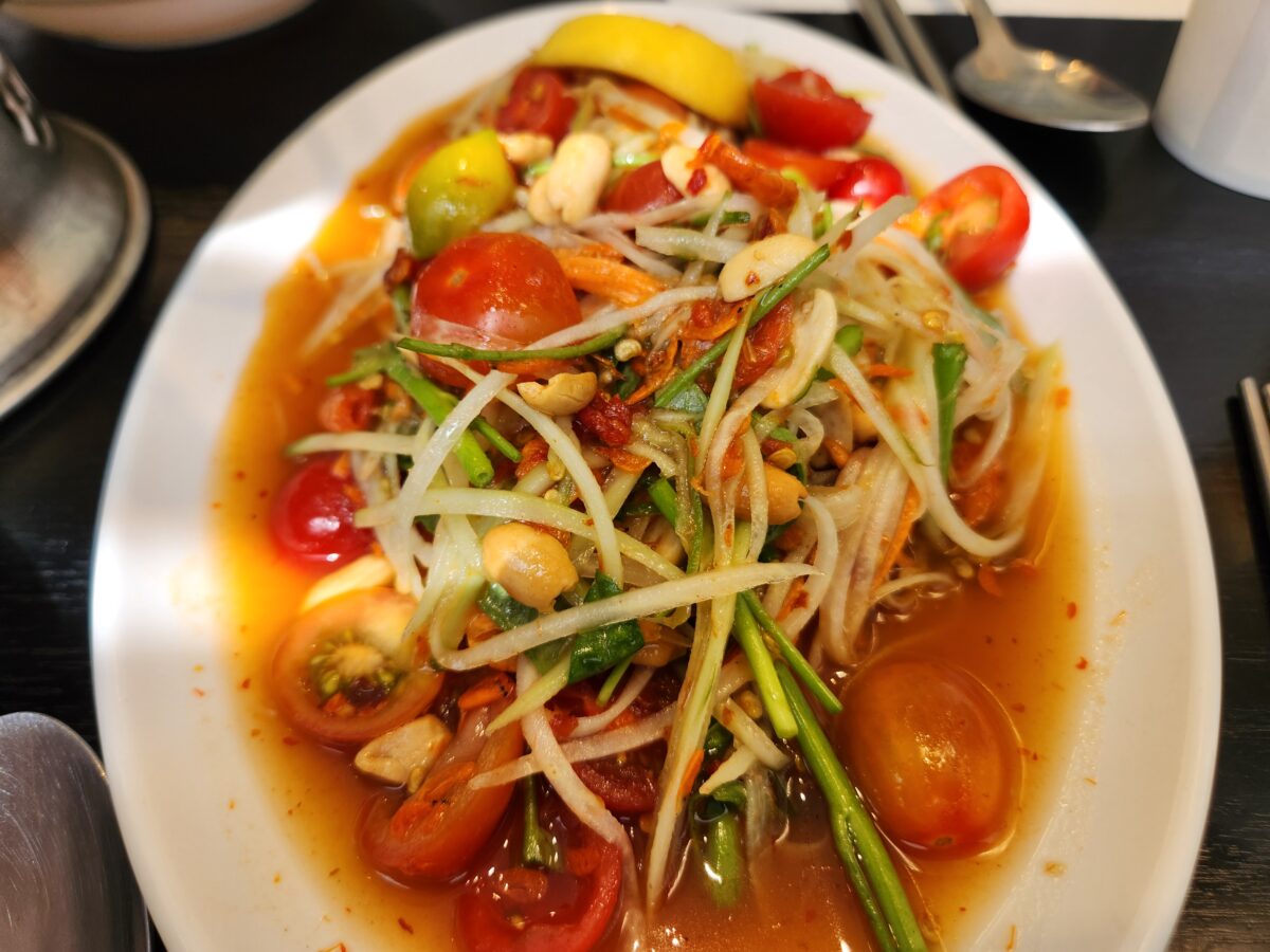 방울토마토와 신선한 채소가 들어간 쏨땀 근접 사진.