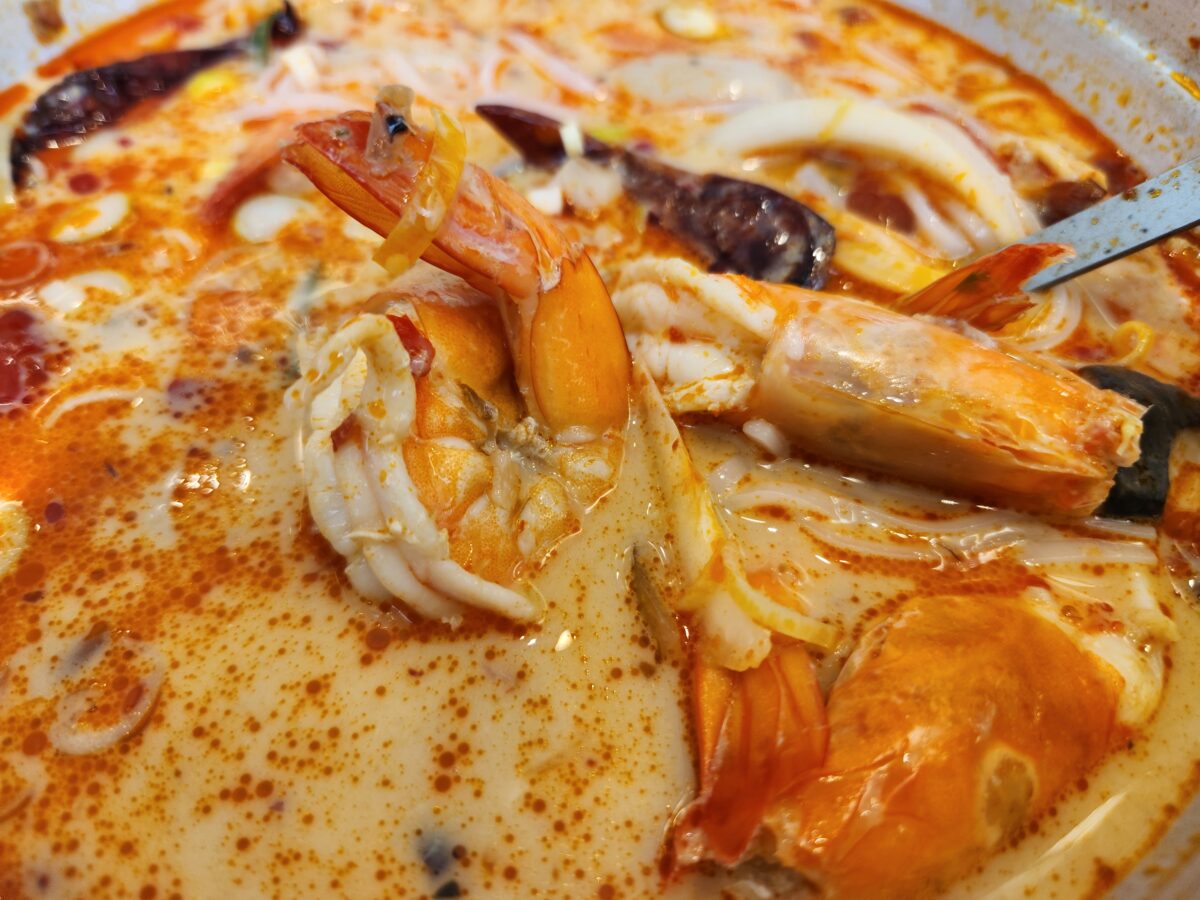새우가 가득 들어있는 똠얌꿍 요리 근접 샷.