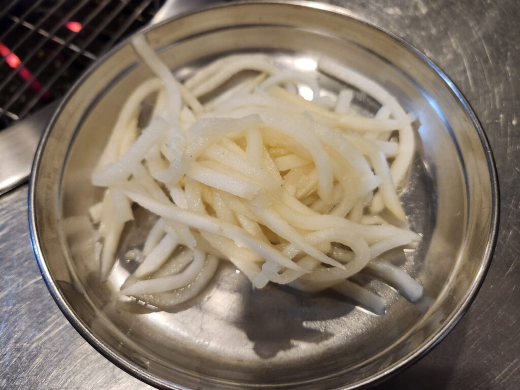 접시에 담긴 무채와 갓김치 클로즈업.