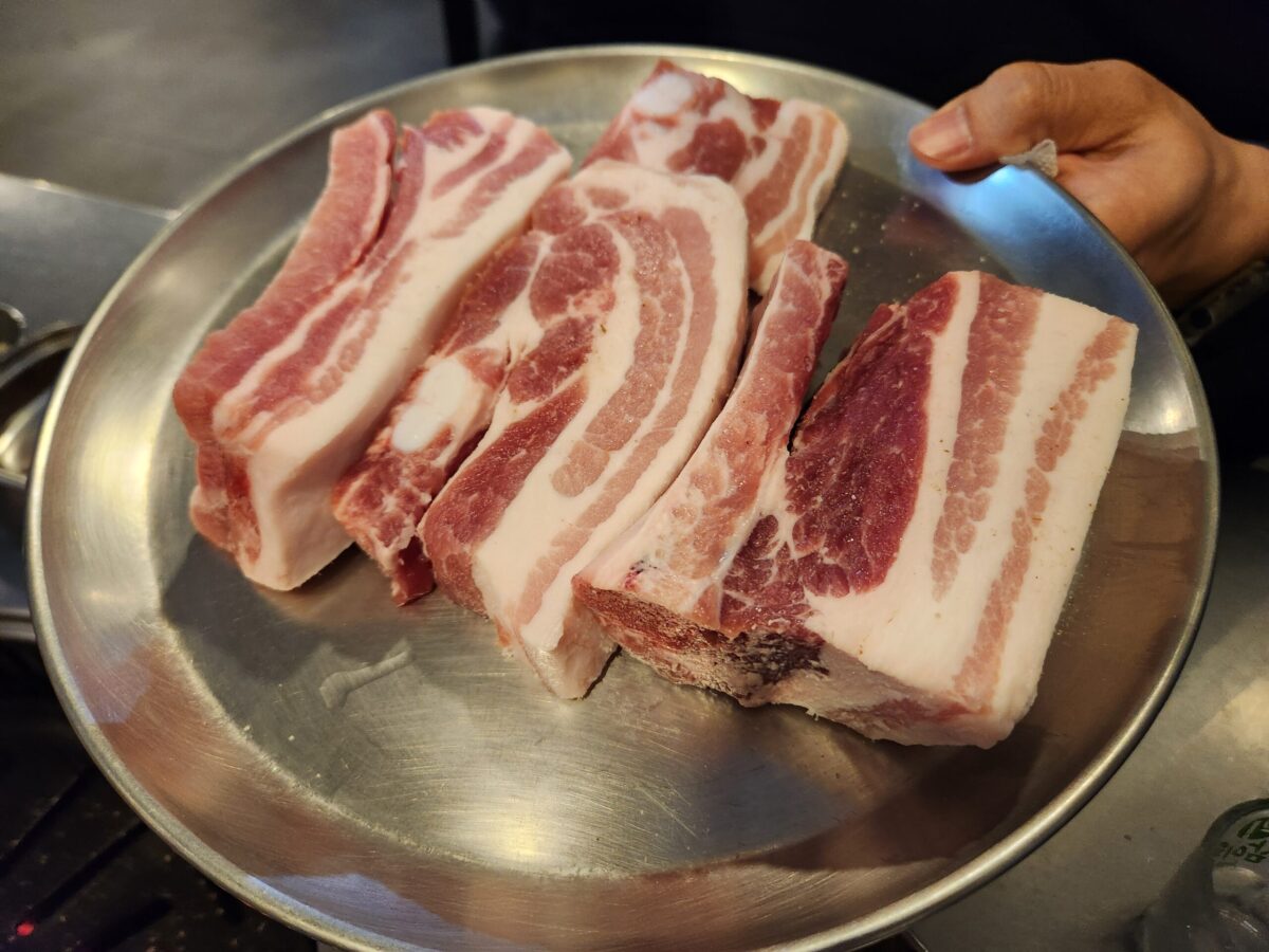 쟁반에 담긴 생고기 날갈비의 모습.