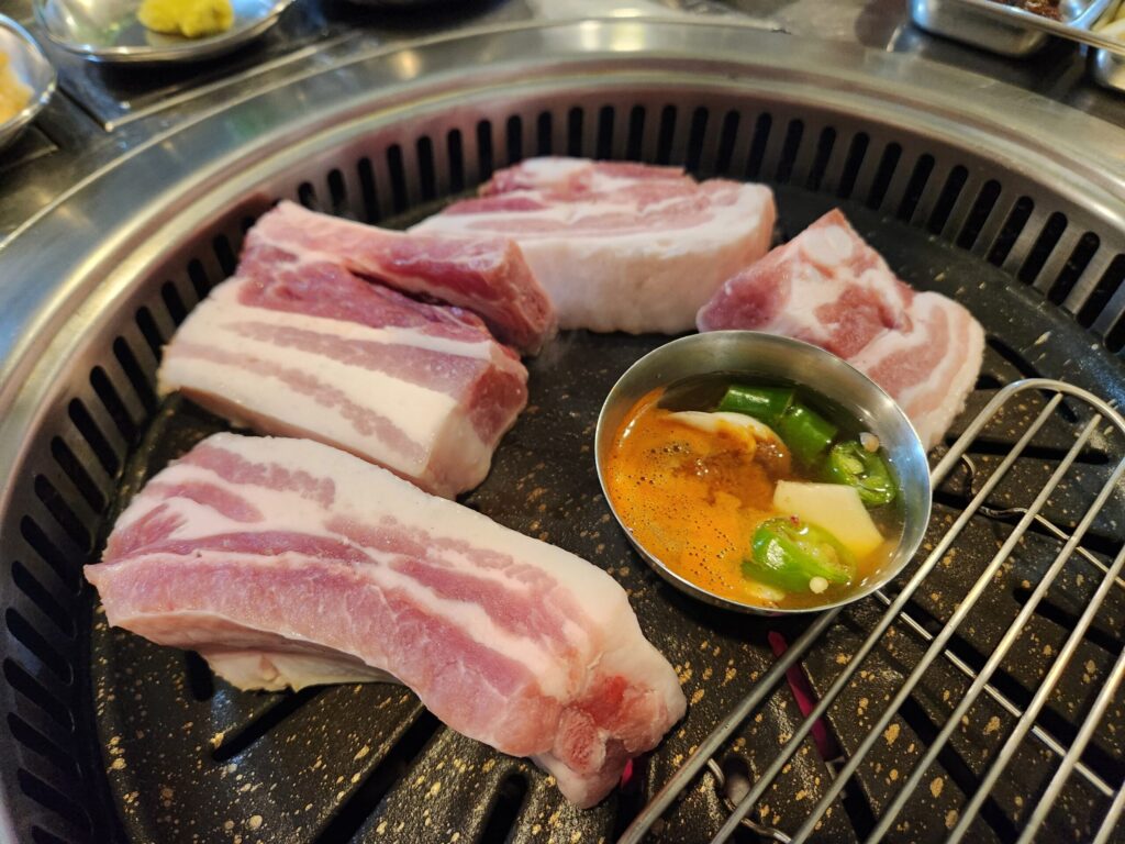 불판 위에 정갈하게 놓인 날갈비 고기들.