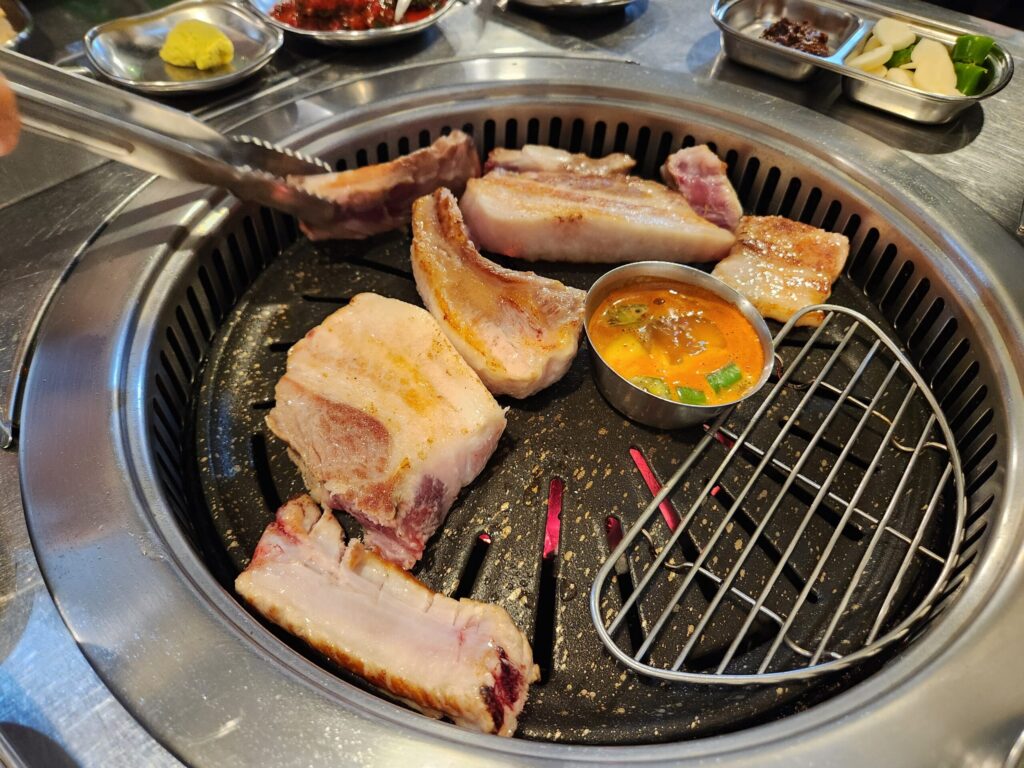 직원이 고기를 손질해주는 모습.