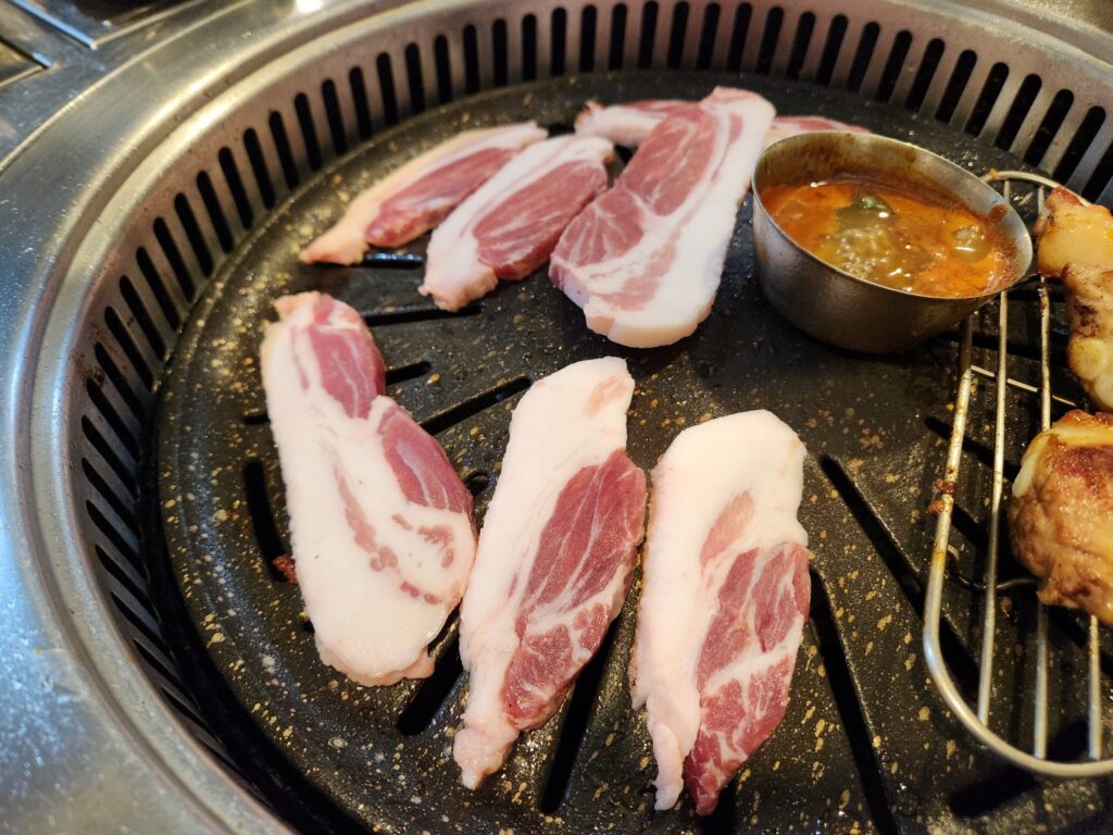 불판 위에 올려진 뒷고기들.