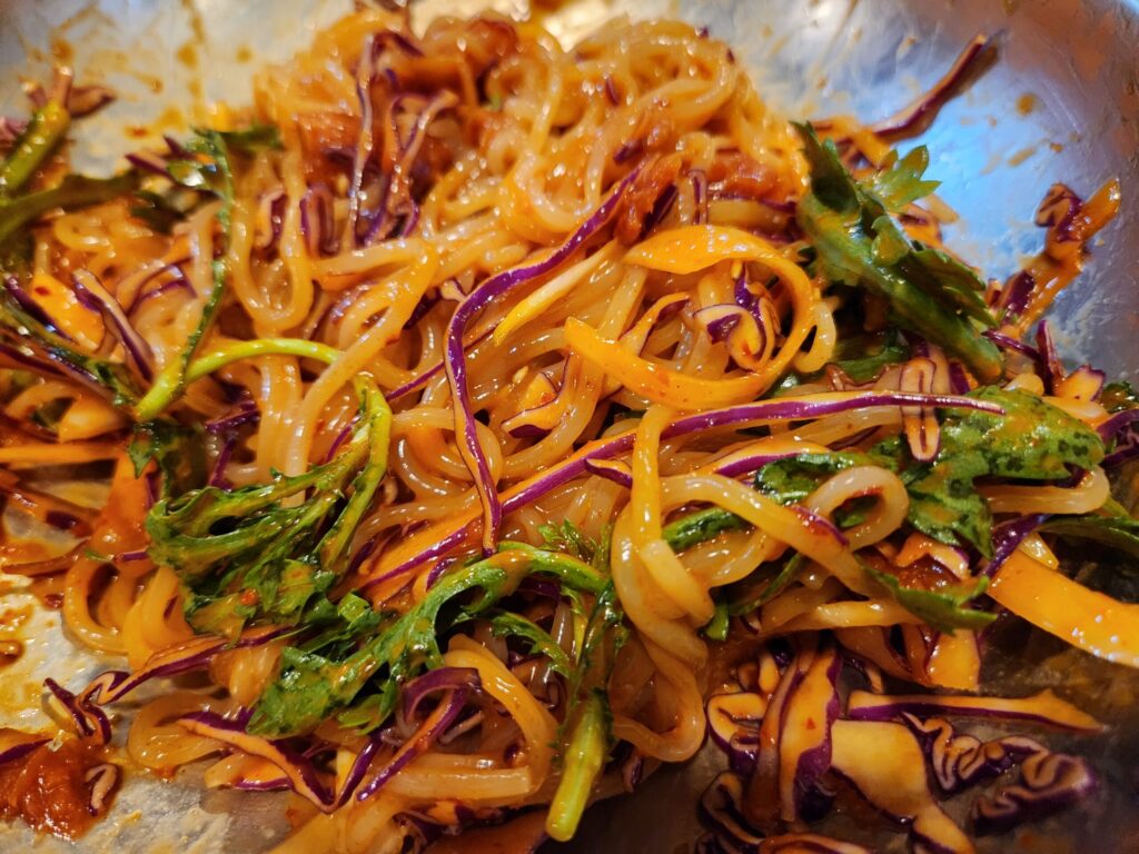 맛있게 비벼진 황태쫄면.