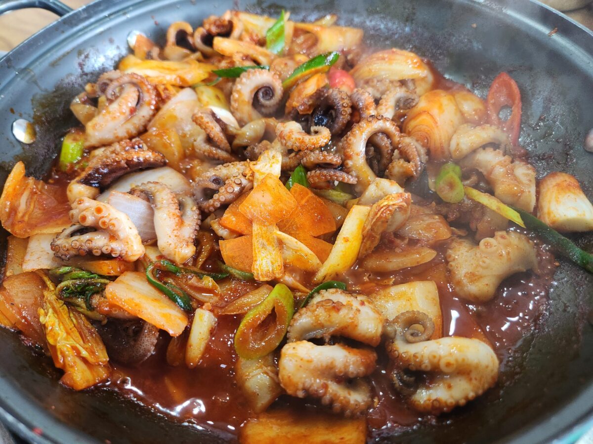 조리 중인 쭈꾸미 볶음 근접 사진.