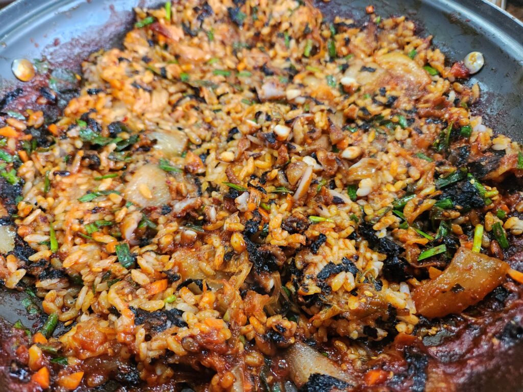 김가루와 채소가 듬뿍 들어간 먹음직스러운 볶음밥.