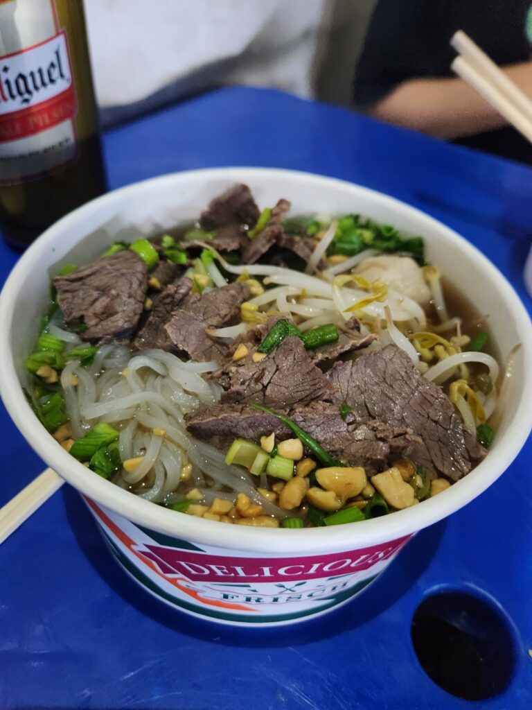 고기와 숙주가 들어간 태국식 쌀국수 그릇