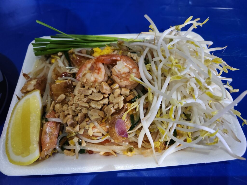 새우, 숙주, 땅콩 등이 올라간 팟타이 접시 근접 촬영