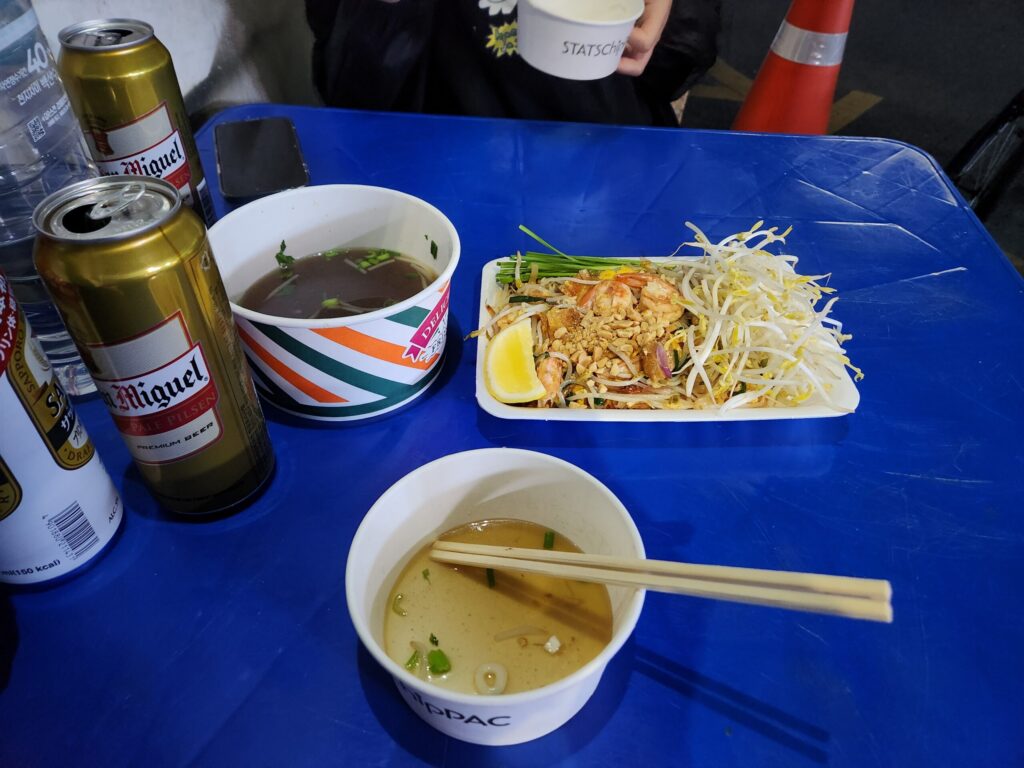 팟타이와 쌀국수, 맥주가 놓인 야외 테이블